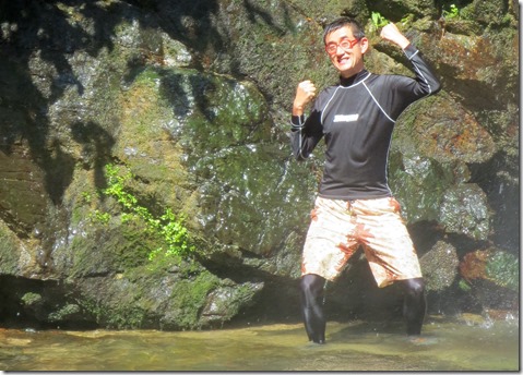 滝の横でガッツポーズ